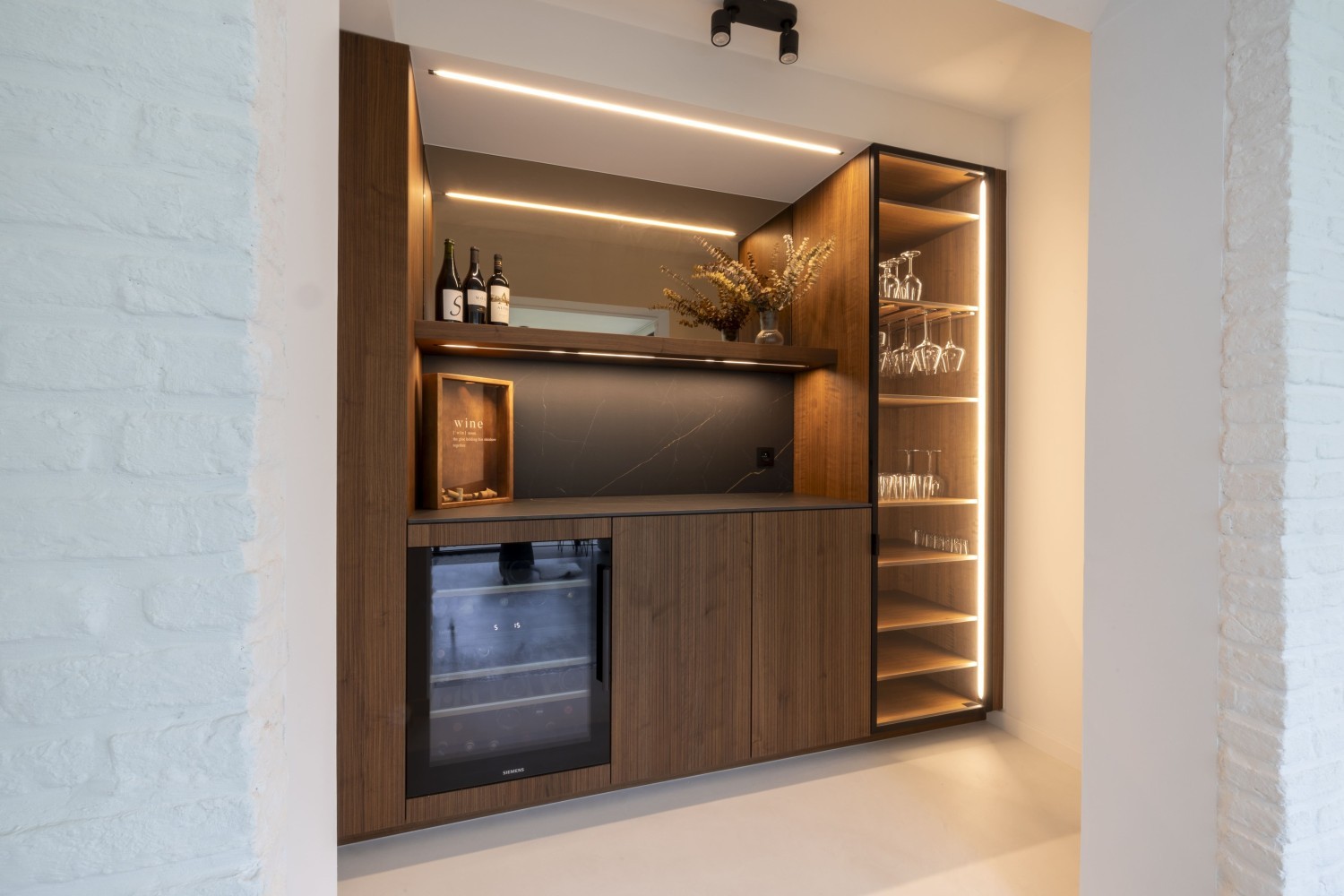 Bora kookplaat pure X  werd in vlakbouw ingewerkt in composiet werkblad. Ledverlichting in de legplank zorgt voor sfeer tijdens het koken.