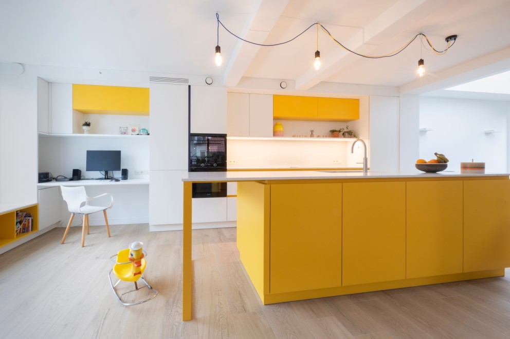 Warme gele zonnige keuken in combinatie met zacht wit.